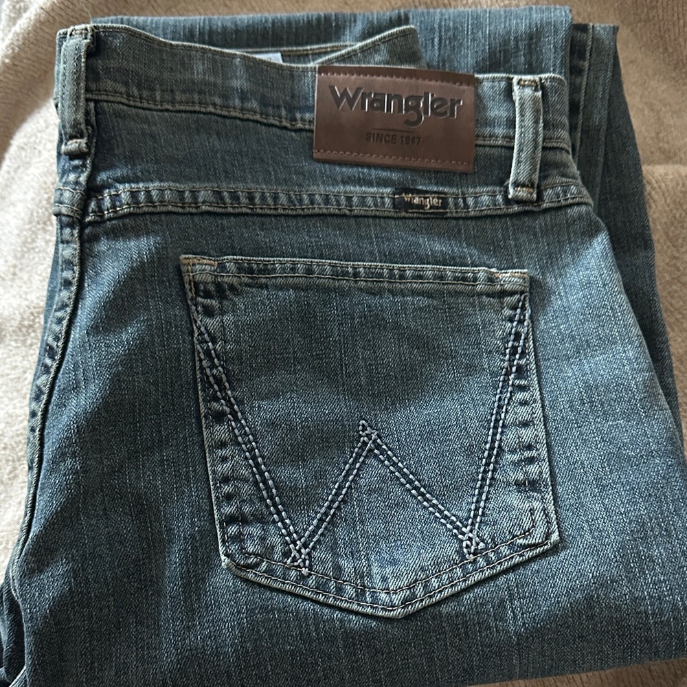 Wrangler Relaxed Fit Blue Back-Pocket Denim Jeans - Picture 1 of 3